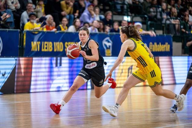 Basketball Berlin 13.12.2025 Saison 2025 2026 DBBL 1. Bundesliga Alba Berlin - TK Hannover Luchse Lovisa Hjern (Hannover, No.03) Lena Gohlisch (Alba, No.12)