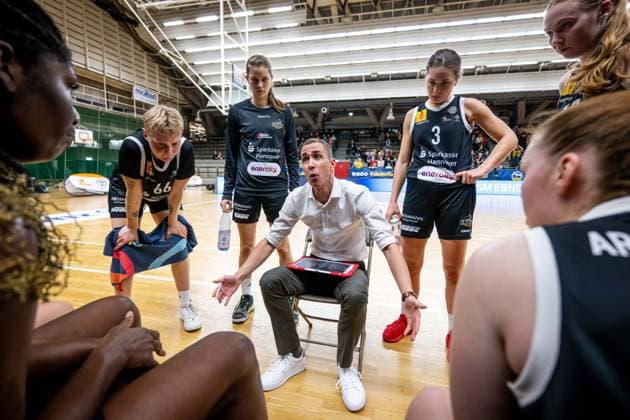 Basketball Berlin 13.12.2025 Saison 2025 2026 DBBL 1. Bundesliga Alba Berlin - TK Hannover Luchse Jesper Sundberg (Hannover, Trainer) Auszeit