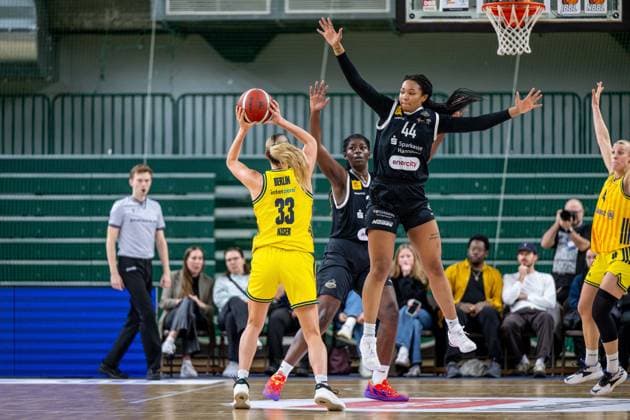 Basketball Berlin 13.12.2025 Saison 2025 2026 DBBL 1. Bundesliga Alba Berlin - TK Hannover Luchse Emily Kiser (Alba, No.33) Alyssa Brown (Hannover, No.44)