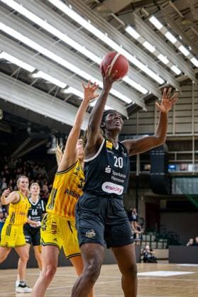 Basketball Berlin 13.12.2025 Saison 2025 2026 DBBL 1. Bundesliga Alba Berlin - TK Hannover Luchse Serena Manala (Hannover, No.20) Emily Kiser (Alba, No.33)