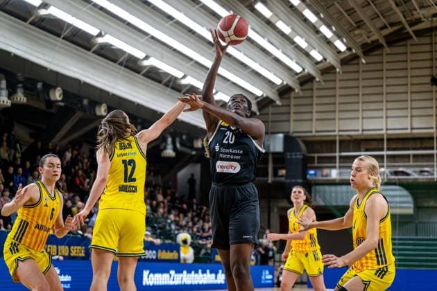 Basketball Berlin 13.12.2025 Saison 2025 2026 DBBL 1. Bundesliga Alba Berlin - TK Hannover Luchse Serena Manala (Hannover, No.20) Lena Gohlisch (Alba, No.12)