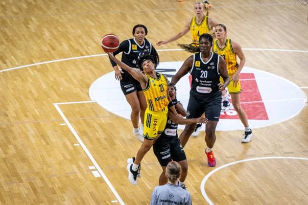 Basketball Berlin 13.12.2025 Saison 2025 2026 DBBL 1. Bundesliga Alba Berlin - TK Hannover Luchse Deeshyra Thomas (Alba, No.21) Lashae Dwyer (Hannover, No.02)