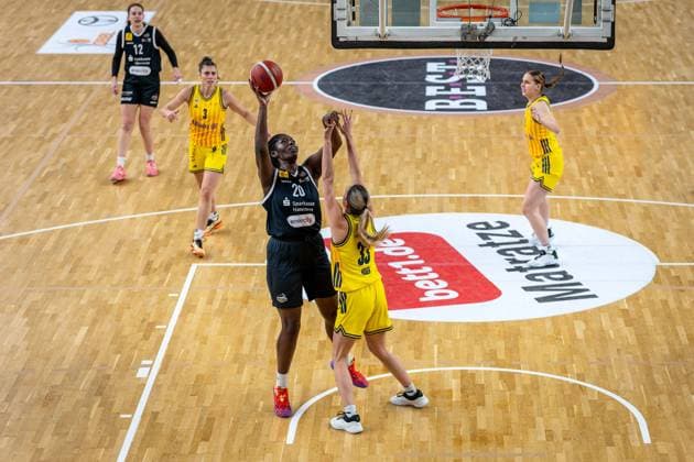 Basketball Berlin 13.12.2025 Saison 2025 2026 DBBL 1. Bundesliga Alba Berlin - TK Hannover Luchse Serena Manala (Hannover, No.20) Emily Kiser (Alba, No.33)