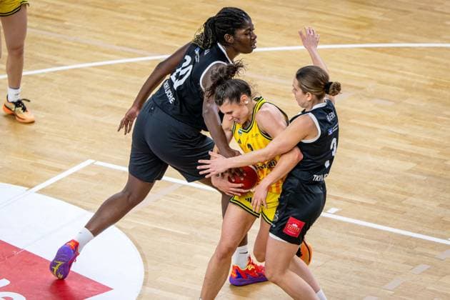 Basketball Berlin 13.12.2025 Saison 2025 2026 DBBL 1. Bundesliga Alba Berlin - TK Hannover Luchse Theresa Simon (Alba, No.03) Serena Manala (Hannover, No.20) Lovisa Hjern (Hannover, No.03)