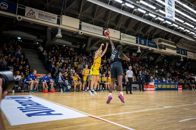 Basketball Berlin 13.12.2025 Saison 2025 2026 DBBL 1. Bundesliga Alba Berlin - TK Hannover Luchse Nina Rosemeyer (Alba, No.11) Serena Manala (Hannover, No.20)