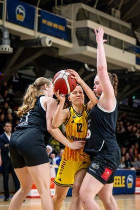 Basketball Berlin 13.12.2025 Saison 2025 2026 DBBL 1. Bundesliga Alba Berlin - TK Hannover Luchse Lena Gohlisch (Alba, No.12) Maira Banko (Hannover, No.11) Kolbrun Armannsdottir (Hannover, No.04)