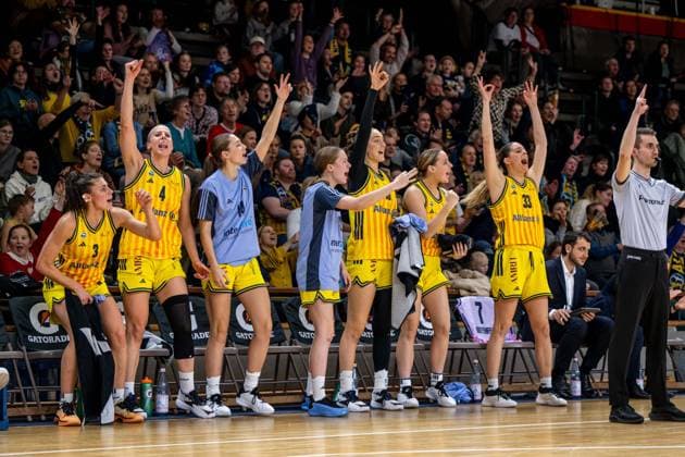 Basketball Berlin 13.12.2025 Saison 2025 2026 DBBL 1. Bundesliga Alba Berlin - TK Hannover Luchse Jubel Alba Theresa Simon (Alba, No.03) Marie Bertholdt (Alba, No.04) Greta Scholle (Alba, No.14) Rosalie Esser (Alba, No.22) Lilli Schultze (Alba, No.16) Jo Raflo (Alba, No.09) Emily Kiser (Alba, No.33) vlnr.