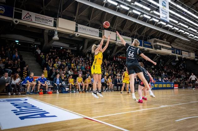 Basketball Berlin 13.12.2025 Saison 2025 2026 DBBL 1. Bundesliga Alba Berlin - TK Hannover Luchse Nina Rosemeyer (Alba, No.11) Leonie Kambach (Hannover, No.66)