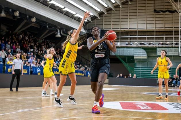 Basketball Berlin 13.12.2025 Saison 2025 2026 DBBL 1. Bundesliga Alba Berlin - TK Hannover Luchse Serena Manala (Hannover, No.20) Emily Kiser (Alba, No.33)