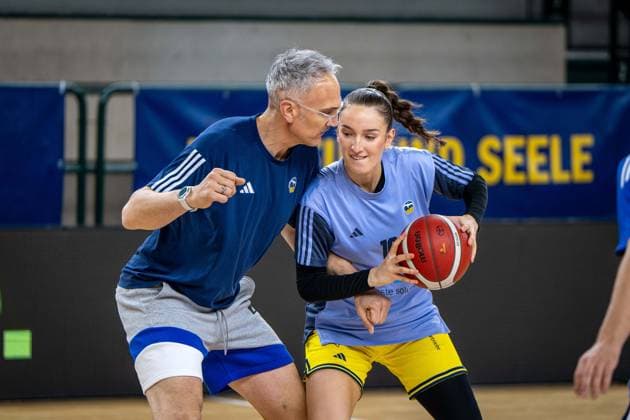 Basketball Berlin 13.12.2025 Saison 2025 2026 DBBL 1. Bundesliga Alba Berlin - TK Hannover Luchse warm up Lilli Schultze (Alba, No.16) trainiert mit ihrem Vater Sven Schultze (ehemaliger Basketball Nationalspieler) Tochter *** Basketball Berlin 13 12 2025 Season 2025 2026 DBBL 1 Bundesliga Alba Berlin TK Hannover Luchse warm up Lilli Schultze Alba, No 16 trains with her father Sven Schultze former national basketball player daughter