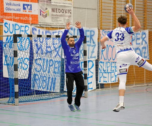 13.12.2025 Handball Männer Saison 2025 2026 Regionalliga TV Groß-Umstadt - GSV Eintracht Baunatal (31:26) v li Cornel.Vasile Medrea (16 Baunatal) Niklas Müller (33 Umstadt) Groß-Umstadt Hessen Deutschland