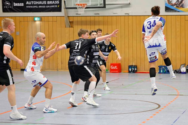 13.12.2025 Handball Männer Saison 2025 2026 Regionalliga TV Groß-Umstadt - GSV Eintracht Baunatal (31:26) Zuspiel blindes Verständnis zwischen links David Acic (8 Umstadt) rechts Can Iserinc (34 Umstadt) Mitte Mattis Kleine (11 Baunatal) Groß-Umstadt Hessen Deutschland