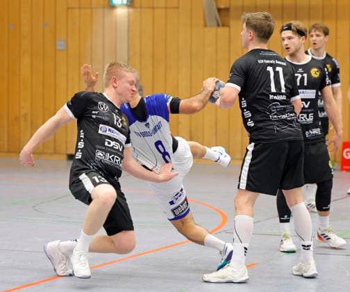 13.12.2025 Handball Männer Saison 2025 2026 Regionalliga TV Groß-Umstadt - GSV Eintracht Baunatal (31:26) Zerreißprobe links Jan-Erik Kleinschmidt Mitte David Acic (8 Umstadt) rechts Mattis Kleine (11 Baunatal) Groß-Umstadt Hessen Deutschland