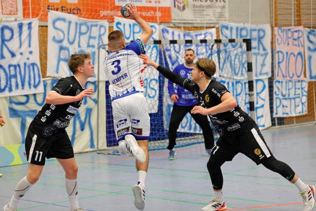 13.12.2025 Handball Männer Saison 2025 2026 Regionalliga TV Groß-Umstadt - GSV Eintracht Baunatal (31:26) nicht zu fassen stoppen links Mattis Kleine (11 Baunatal) Mitte Luca Kemper (3 Umstadt) rechtes Lasse Hellemann (71 Baunatal) Groß-Umstadt Hessen Deutschland