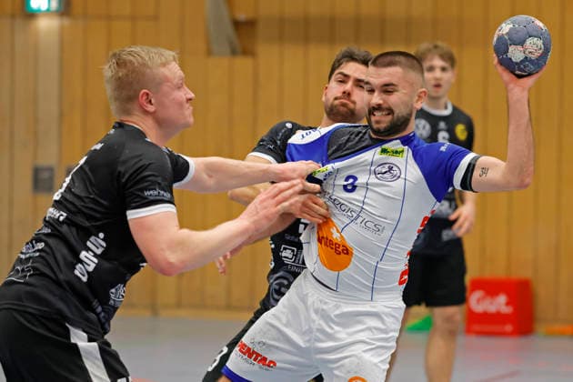 13.12.2025 Handball Männer Saison 2025 2026 Regionalliga TV Groß-Umstadt - GSV Eintracht Baunatal (31:26) links Jan-Erik Kleinschmidt (13 Baunatal) rechts Luca Kemper (3 Umstadt) Groß-Umstadt Hessen Deutschland