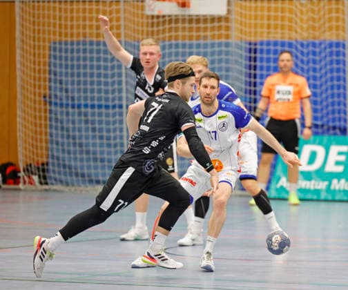 13.12.2025 Handball Männer Saison 2025 2026 Regionalliga TV Groß-Umstadt - GSV Eintracht Baunatal (31:26) links Lasse Hellemann (71 Baunatal) Rico Funck (17 Umstadt) Groß-Umstadt Hessen Deutschland