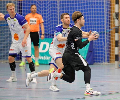 13.12.2025 Handball Männer Saison 2025 2026 Regionalliga TV Groß-Umstadt - GSV Eintracht Baunatal (31:26) rechts Lasse Hellemann (71 Baunatal) links Rico Funck (17 Umstadt) Groß-Umstadt Hessen Deutschland