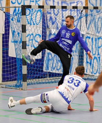 13.12.2025 Handball Männer Saison 2025 2026 Regionalliga TV Groß-Umstadt - GSV Eintracht Baunatal (31:26) links TW Cornel-Vasile Medrea (16 Baunatal) unten Niklas Müller (33 Umstadt) Groß-Umstadt Hessen Deutschland