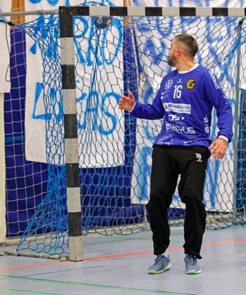 13.12.2025 Handball Männer Saison 2025 2026 Regionalliga TV Groß-Umstadt - GSV Eintracht Baunatal (31:26) TW Cornel-Vasile Medrea (16 Baunatal) schaut dem Ball im Tor nach Groß-Umstadt Hessen Deutschland