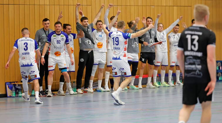 13.12.2025 Handball Männer Saison 2025 2026 Regionalliga TV Groß-Umstadt - GSV Eintracht Baunatal (31:26) Jubel Emotion Heimsieg (Umstadt) Groß-Umstadt Hessen Deutschland