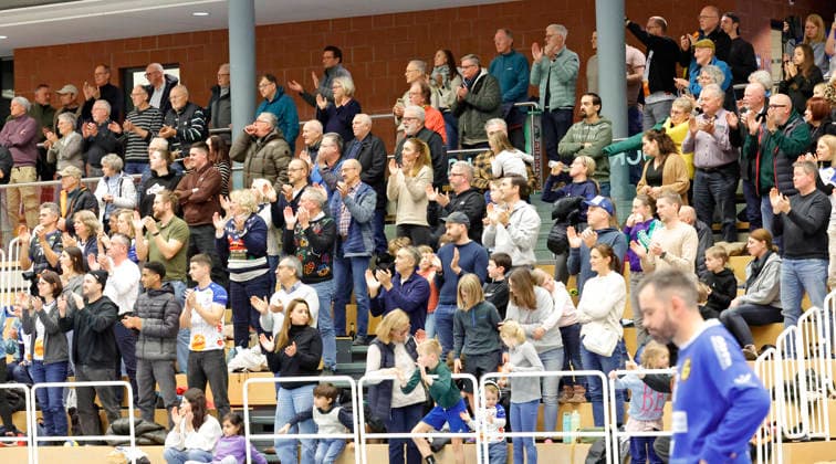13.12.2025 Handball Männer Saison 2025 2026 Regionalliga TV Groß-Umstadt - GSV Eintracht Baunatal (31:26) Jubel Freude Emotion Heimsieg Zuschauer Tribüne (Umstadt) Groß-Umstadt Hessen Deutschland