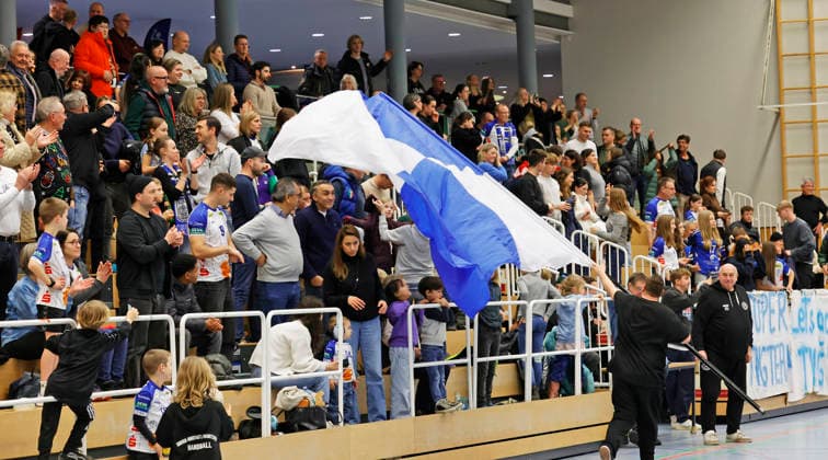 13.12.2025 Handball Männer Saison 2025 2026 Regionalliga TV Groß-Umstadt - GSV Eintracht Baunatal (31:26) Jubel Freude Emotion über Heimsieg bei vielen Zuschauer auf der Tribüne (Umstadt) Groß-Umstadt Hessen Deutschland