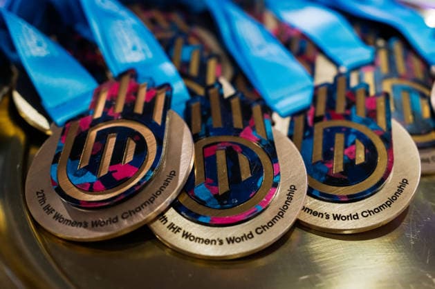 Handball, Frauen WM, Halbfinale: Frankreich - Deutschland Goldmedaille 27th IHF Women™s World Championship, WM, Weltmeisterschaft Medaille Rotterdam Ahoy Niederlande