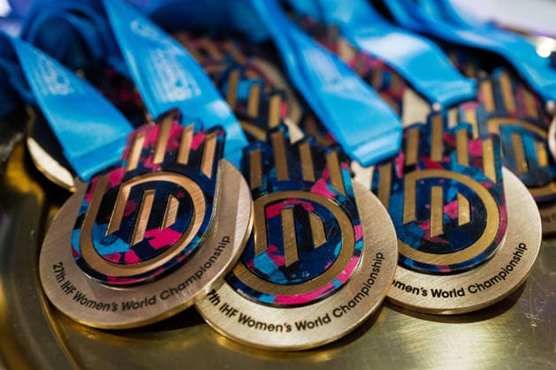 Handball, Frauen WM, Halbfinale: Frankreich - Deutschland Goldmedaille 27th IHF Women™s World Championship, WM, Weltmeisterschaft Medaille Rotterdam Ahoy Niederlande