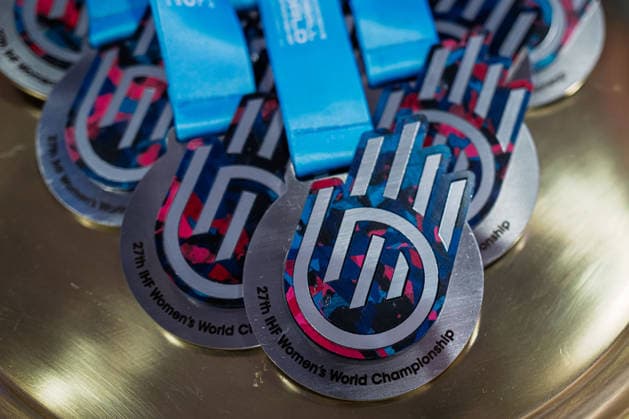 Handball, Frauen WM, Halbfinale: Frankreich - Deutschland Silbermedaille 27th IHF Women™s World Championship, WM, Weltmeisterschaft Medaille Rotterdam Ahoy Niederlande