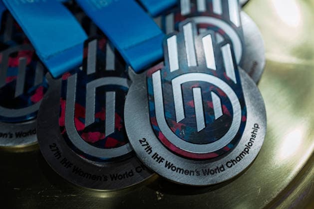 Handball, Frauen WM, Halbfinale: Frankreich - Deutschland Silbermedaille 27th IHF Women™s World Championship, WM, Weltmeisterschaft Medaille Rotterdam Ahoy Niederlande