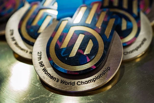Handball, Frauen WM, Halbfinale: Frankreich - Deutschland Goldmedaille 27th IHF Women™s World Championship, WM, Weltmeisterschaft Medaille Rotterdam Ahoy Niederlande
