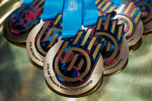 Handball, Frauen WM, Halbfinale: Frankreich - Deutschland Goldmedaille 27th IHF Women™s World Championship, WM, Weltmeisterschaft Medaille Rotterdam Ahoy Niederlande