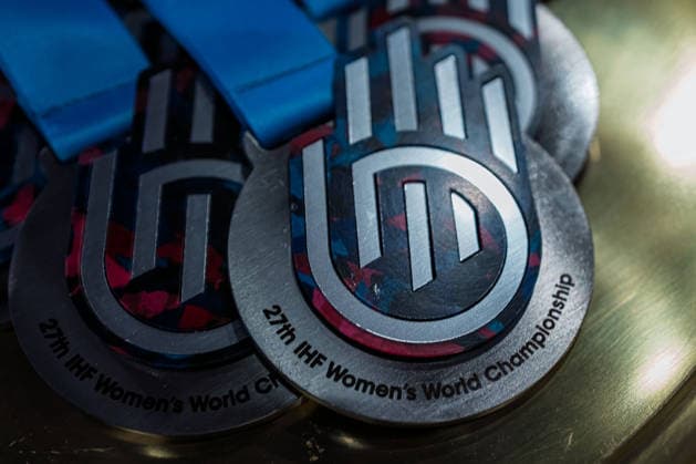 Handball, Frauen WM, Halbfinale: Frankreich - Deutschland Silbermedaille 27th IHF Women™s World Championship, WM, Weltmeisterschaft Medaille Rotterdam Ahoy Niederlande