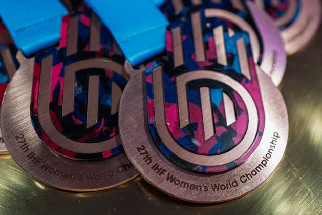 Handball, Frauen WM, Halbfinale: Frankreich - Deutschland Bronzemedaille 27th IHF Women™s World Championship, WM, Weltmeisterschaft Medaille Rotterdam Ahoy Niederlande