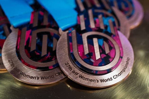 Handball, Frauen WM, Halbfinale: Frankreich - Deutschland Bronzemedaille 27th IHF Women™s World Championship, WM, Weltmeisterschaft Medaille Rotterdam Ahoy Niederlande