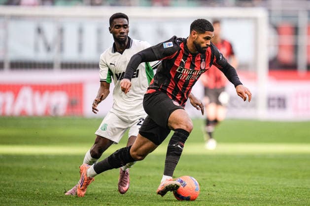 Sassuolo s Alieu Fadera fights for the ball with AC MilanÕs Ruben Loftus-Cheek during the Serie A soccer match between Milan and Sassuolo at the San Siro Stadium in Milan , north Italy - Sunday, December 14, 2025. - Soccer .  Copyright: xMarcoxAlpozzi LaPressex
