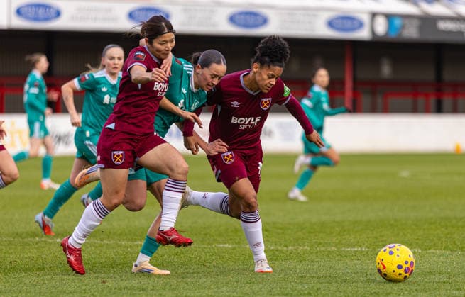 Football - FA Women™s Super League - West Ham United FC Women v Liverpool FC Women LONDON, ENGLAND - Sunday, December 14, 2025: Liverpool s Mia Enderby is challenged by West Ham United s Yu Endo (L) and Shekiera Martinez (R) during the FA Women™s Super League match between West Ham United FC Women and Liverpool FC Women at Victoria Road. (Photo by David Rawcliffe Propaganda) LONDON Victoria Road GREATER LONDON ENGLAND  Copyright: xPropagandax P2025-12-14-West_Ham_W_Liverpool_W-87