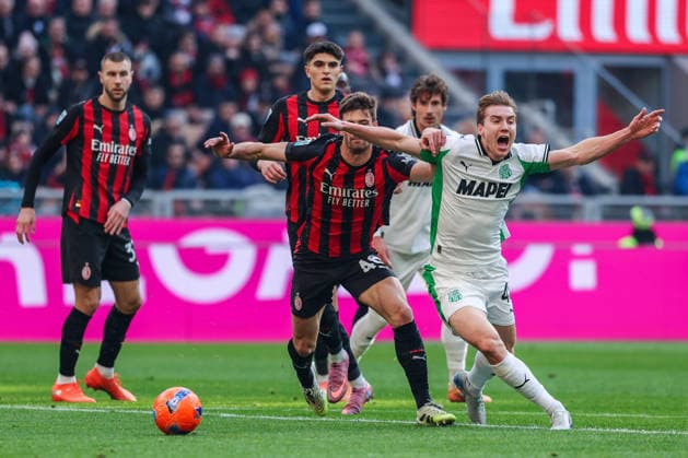 AC Milan vs US Sassuolo - Serie A 2025 26 - 14 12 2025 Matteo Gabbia of AC Milan competes for the ball with Kristian Thorstvedt of US Sassuolo during Serie A 2025 26 football match between AC Milan and US Sassuolo at San Siro Stadium in Milan Copyright: xBEAUTIFULxSPORTS Carabellix