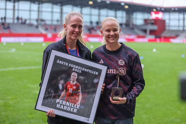 GER, München, FC Bayern München vs Hamburger SV, Google Pixel Frauen Bundesliga, Fussball, DFB, Spielzeit 2025 2026, FC Bayern Campus, 13. Spieltag, im Bild: Pernille Harder (Bayern München 21) Auszeichnung für Pernille Harder (Bayern München 21), Dänemarks Fußballerin des Jahres 2025, Preis, Verleihung, Dänemark DFB DFL REGULATIONS PROHIBIT ANY USE OF PHOTOGRAPHS AS IMAGE SEQUENCES AND OR QUASI-VIDEO, 14.12.2025 *** GER, Munich, FC Bayern Munich vs Hamburger SV, Google Pixel Womens Bundesliga, Football, DFB, Season 2025 2026, FC Bayern Campus, 13 Matchday, in picture Pernille Harder Bayern Munich 21 Award for Pernille Harder Bayern Munich 21 , Denmarks Female Footballer of the Year 2025, Award, Presentation, Denmark DFB DFL REGULATIONS PROHIBIT ANY USE OF PHOTOGRAPHS AS IMAGE SEQUENCES AND OR QUASI VIDEO, 14 12 2025 Copyright: HMBxMedia HendrikxHamelau