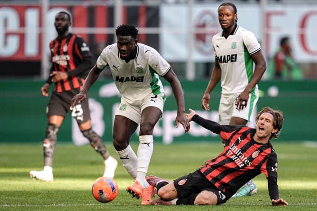 AC Milan s Luka Modric fights for the ball with Sassuolo s Fali Cande during the Serie A soccer match between Milan and Sassuolo at the San Siro Stadium in Milan , north Italy - Sunday, December 14, 2025. - Soccer .  Copyright: xMarcoxAlpozzi LaPressex