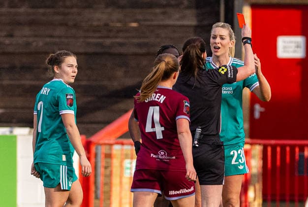 Football - FA Women™s Super League - West Ham United FC Women v Liverpool FC Women LONDON, ENGLAND - Sunday, December 14, 2025: Liverpool s Gemma Bonner is shown a red card and sent off during the FA Women™s Super League match between West Ham United FC Women and Liverpool FC Women at Victoria Road. (Photo by David Rawcliffe Propaganda) LONDON Victoria Road GREATER LONDON ENGLAND  Copyright: xPropagandax P2025-12-14-West_Ham_W_Liverpool_W-93