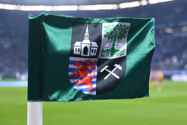 Fußball 2. Bundesliga 16. Spieltag FC Schalke 04 - 1. FC Nürnberg am 14.12.2025 in der Veltins Arena in Gelsenkirchen Symbolfoto: Eckfahne FC Schalke 04 Gelsenkirchen feiert 2025 sein 150-jähriges Bestehen als Stadt, seit es 1875 die Stadtrechte erhielt DFL regulations prohibit any use of photographs as image sequences and or quasi-video.