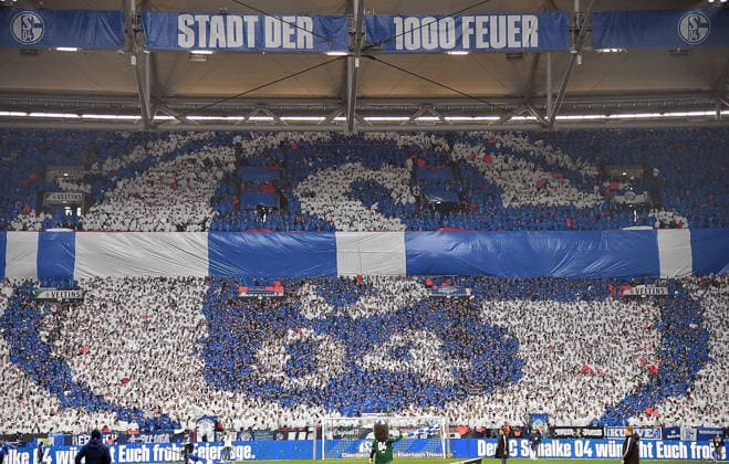 14.12.2025, xhbx, Fussball 2.Bundesliga, FC Schalke 04 - 1.FC Nürnberg v.l. Fans, Stimmung, Schal, Fahne, Choreografie, Banner von FC Schalke 04 (DFL DFB REGULATIONS PROHIBIT ANY USE OF PHOTOGRAPHS as IMAGE SEQUENCES and or QUASI-VIDEO) Gelsenkirchen