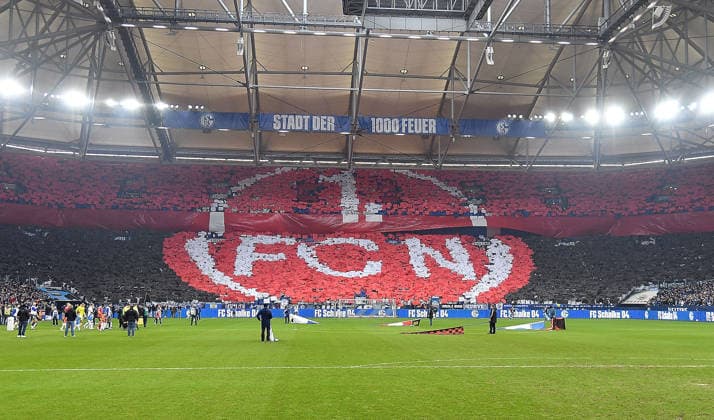 14.12.2025, xhbx, Fussball 2.Bundesliga, FC Schalke 04 - 1.FC Nürnberg v.l. Fans, Stimmung, Schal, Fahne, Choreografie, Banner von FC Schalke 04, Logo vom FC Nürnberg im Block von Schalke (DFL DFB REGULATIONS PROHIBIT ANY USE OF PHOTOGRAPHS as IMAGE SEQUENCES and or QUASI-VIDEO) Gelsenkirchen