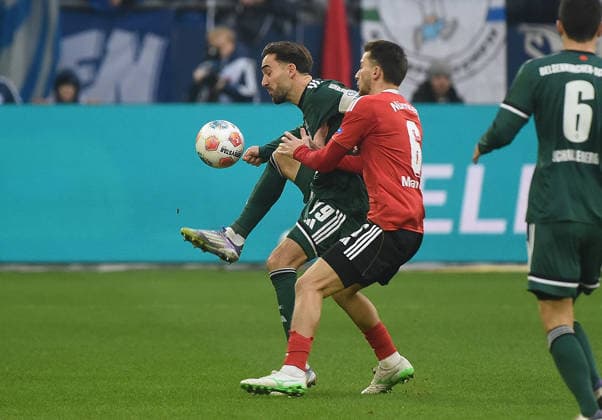 14.12.2025, xhbx, Fussball 2.Bundesliga, FC Schalke 04 - 1.FC Nürnberg v.l. Kenan Karaman (FC Schalke 04), Adam Markhiev (1.FC Nuernberg) (DFL DFB REGULATIONS PROHIBIT ANY USE OF PHOTOGRAPHS as IMAGE SEQUENCES and or QUASI-VIDEO) Gelsenkirchen