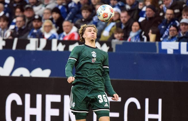 14.12.2025, xhbx, Fussball 2.Bundesliga, FC Schalke 04 - 1.FC Nürnberg v.l. Mika Wallentowitz (FC Schalke 04) , Sondertrikot (DFL DFB REGULATIONS PROHIBIT ANY USE OF PHOTOGRAPHS as IMAGE SEQUENCES and or QUASI-VIDEO) Gelsenkirchen