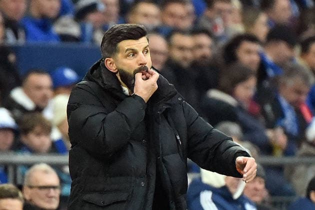 14.12.2025, xhbx, Fussball 2.Bundesliga, FC Schalke 04 - 1.FC Nürnberg v.l. Trainer Miron Muslic (FC Schalke 04) gibt Anweisungen, gestikuliert, mit den Armen gestikulieren gives instructions, gesticulate. (DFL DFB REGULATIONS PROHIBIT ANY USE OF PHOTOGRAPHS as IMAGE SEQUENCES and or QUASI-VIDEO) Gelsenkirchen