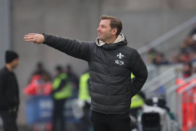 2025.12.14 xjfx 2.Bundesliga SV Darmstadt 98 - SC Preussen Muenster v.l., head coach, Trainer Florian Kohfeldt (SV Darmstadt 98) gibt Anweisungen, gestikuliert, mit den Armen gestikulieren gives instructions, gesticulate. (DFL DFB REGULATIONS PROHIBIT ANY USE OF PHOTOGRAPHS as IMAGE SEQUENCES and or QUASI-VIDEO)