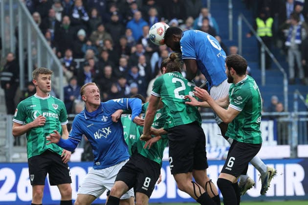 2025.12.14 xjfx 2.Bundesliga SV Darmstadt 98 - SC Preussen Muenster v.l., Jannis Heuer (Preussen Muenster), Patric Pfeiffer (SV Darmstadt 98) Kopfball, Kopfballduell (DFL DFB REGULATIONS PROHIBIT ANY USE OF PHOTOGRAPHS as IMAGE SEQUENCES and or QUASI-VIDEO)