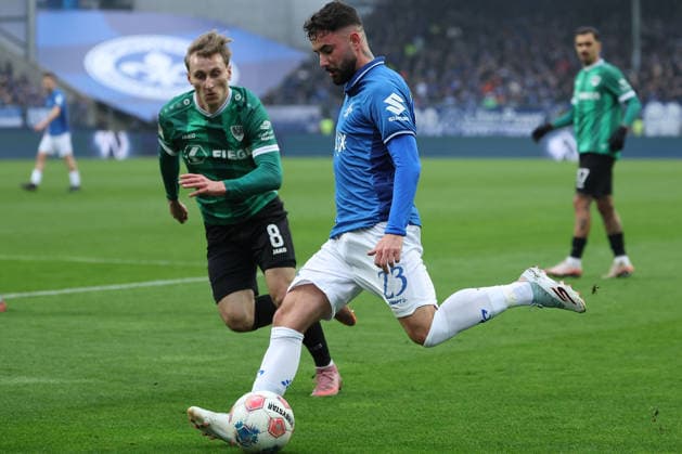 2025.12.14 xjfx 2.Bundesliga SV Darmstadt 98 - SC Preussen Muenster v.l., Joshua Mees (Preussen Muenster), Marco Richter (SV Darmstadt 98) Zweikampf, Action, Aktion, Battles for the Ball (DFL DFB REGULATIONS PROHIBIT ANY USE OF PHOTOGRAPHS as IMAGE SEQUENCES and or QUASI-VIDEO)